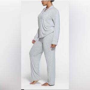 SKIMS SLEEP
LONG SLEEVE BUTTON UP SET